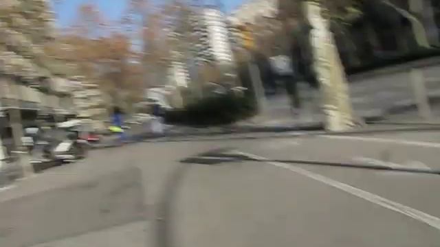 на велосипеде по Барселоне смотреть онлайн