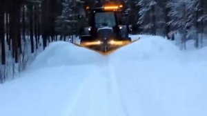 Трактор убирает снег Скоро Зима
