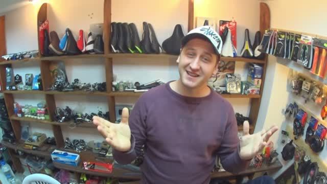 Как выровнять колесо, натянуть спицы или исправить восьмерку ДОМА.mp4 смотреть онлайн