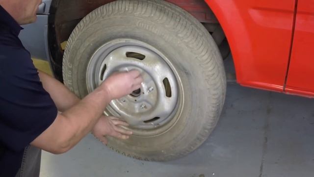 Ford Transit (2000 - 2006) - Change a wheel смотреть онлайн