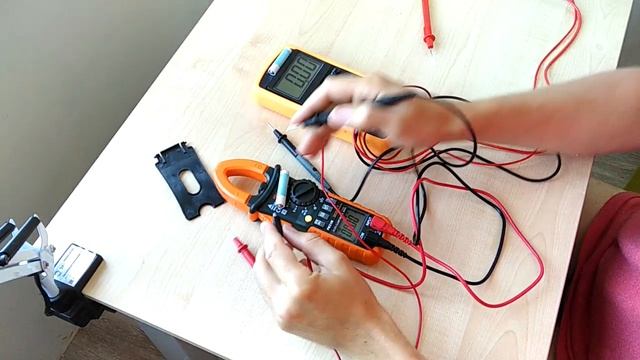 Measuring With Probes - PeakMeter PM2108 Digital Clamp Meter (VID 20190609 102540)