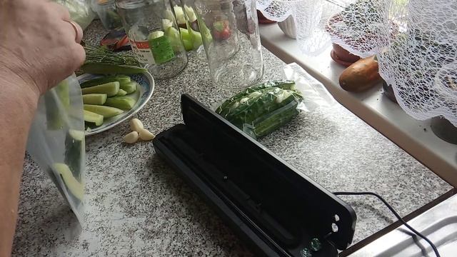 Мой подарок на ДР. Огурцы на зиму, вакууматор в действии. смотреть онлайн