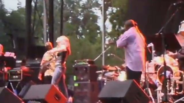 Bass & drum solo..."Crazy In Love" смотреть онлайн