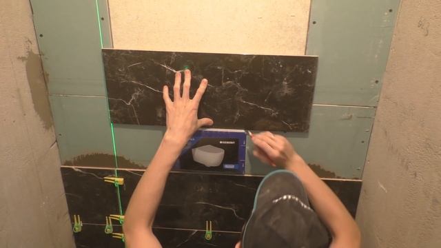 Скоростная укладка ПЛИТКИ в туалете за 6 часов!!! стены и пол с подрезкой! смотреть онлайн
