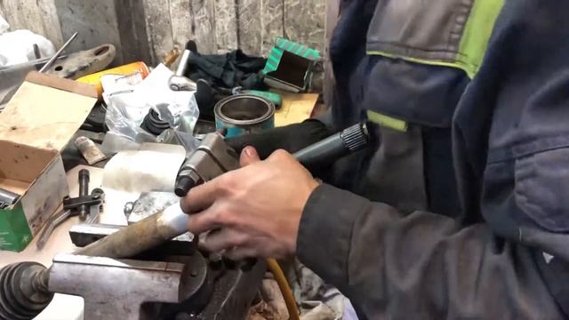 Замена левого внутреннего пыльника ШРУСа на Renault Logan смотреть онлайн