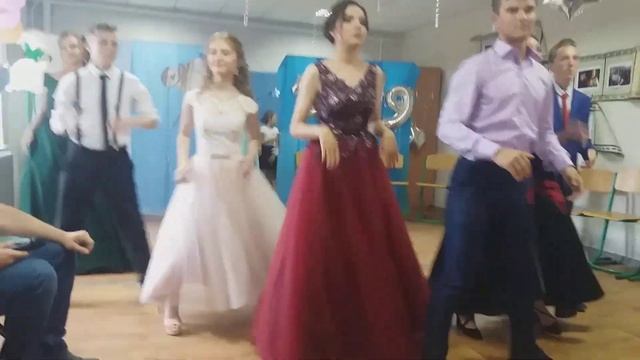 Танец выпускников с классным руководителем смотреть онлайн