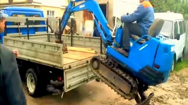 Миниэкскаватор Гусь-Хрустальный, саморазгрузка, работа и самозагрузка мини - экскаватора Kobelco