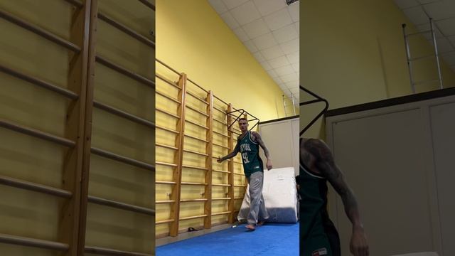 Подъёмы во флаг.