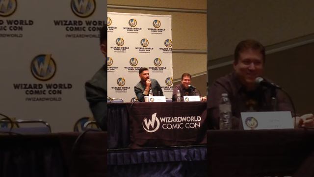 Manu Bennett Calls Fan At Sacramento Wizard World Comic con смотреть онлайн