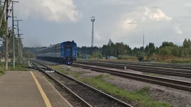 ТЭП70-063 с поездом 83 "Санкт-петербург - Гомель" проезжает через станцию Оредеж смотреть онлайн