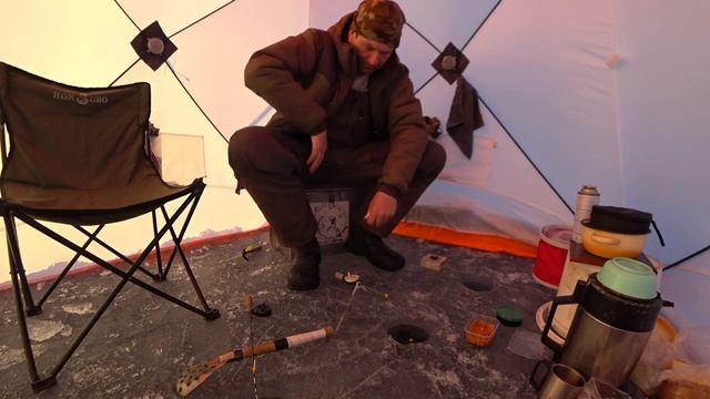 ВЕЧЕРНИЙ ЖОР СОРОГИ! ЛОВИМ НА ЛЕНЕВСКОМ ВОДОЁМЕ, ДИКИЙ КЛЁВ! ПОСЛЕДНИЙ ЛЕД! Рыбалка на Урале! смотреть онлайн