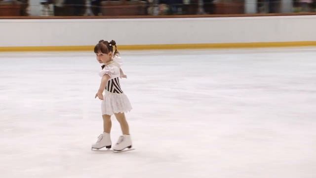 Маленькая фигуристка. Кузьмина Мира 3года 10 месяцев