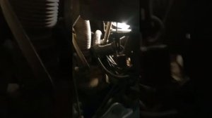 При нажатии на педаль тормоза шипит воздух под кабиной