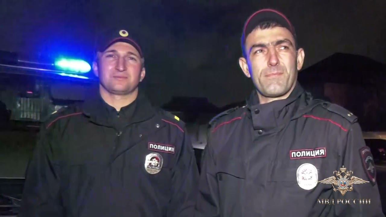 В Дагестане полицейские спасли из упавшего в водоканал автомобиля женщину и троих детей смотреть онлайн