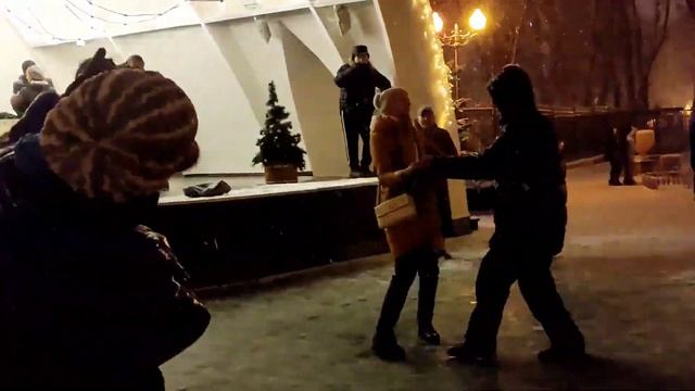 МОЯ ЛЮБИМАЯ И НЕЖНАЯ! СЧАСТЛИВЫЕ МОМЕНТЫ ИЗ ПАРКА ГОРЬКОГО ХАРЬКОВ ТАНЦЫ смотреть онлайн