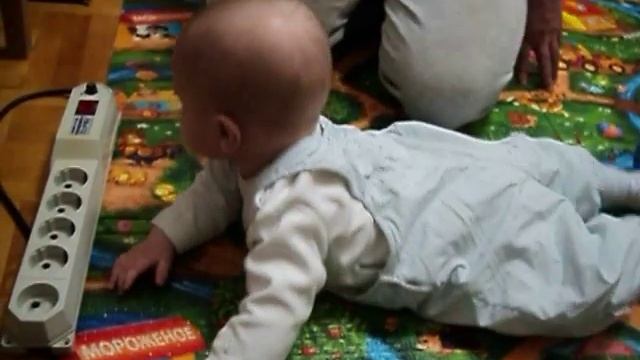 201304-30-Богданчик на коврике ремонтирует удлинитель смотреть онлайн