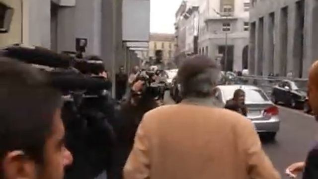 INTER: TIFOSO JUVENTINO CONSEGNA A MASSIMO MORATTI UNA COPPA DI CARTONE