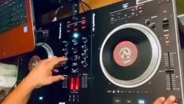 Playing with My Numark NS7 смотреть онлайн