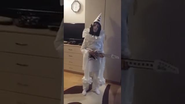 Костюм из бросового материала для конкурса своими руками!)Пьеро из сказки"Золотой ключик" смотреть онлайн