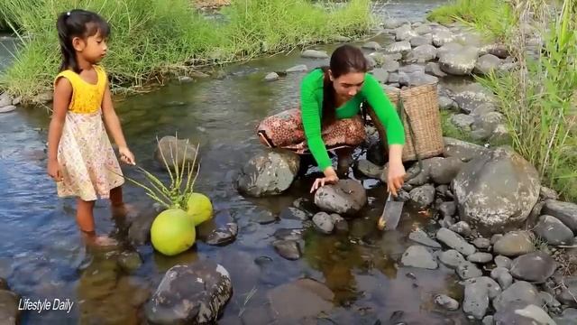 Catch frog and crab for food in forest- Mother cooking +3videos with daughter смотреть онлайн