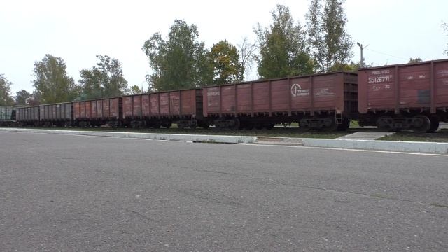 Редкий поезд из старых вагонов (турные вагоны?). Станция Дно смотреть онлайн