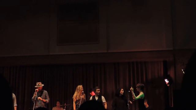 Rockwood: Timothy Omundson "Like a prayer" with some 'background singers' ;-) смотреть онлайн