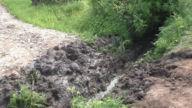 Заезд к дому в деревне. Откачиваем воду, кладём трубу. смотреть онлайн