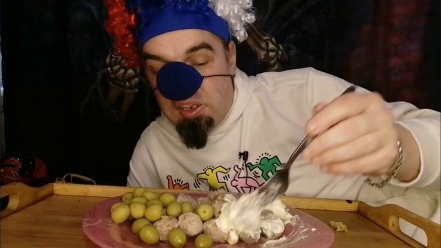 Мукбанг на Диване выпуск 247й #клоун #мукбанг #обжор #оливки #mukbang #еданакамеру #фрикадельки #сп смотреть онлайн
