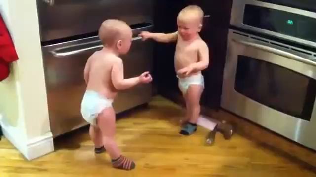 Близнецы смеются смотреть онлайн