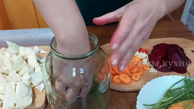 Хватит добавлять уксус! Готовим полезный продукт: вкусная, хрустящая капуста со свёклой. смотреть онлайн