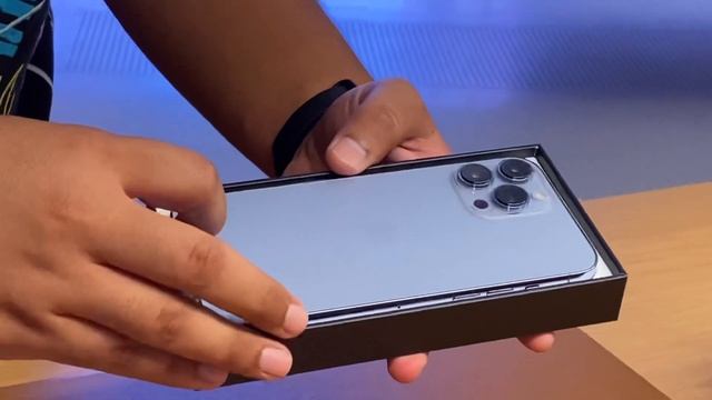 Unboxing iPhone 13 Pro Max in Floating Apple Store смотреть онлайн