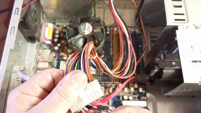 Компьютер Уходит в Защиту Вентиляторы Закрутились Перестали крутиться и Закрутились сново бесконечн