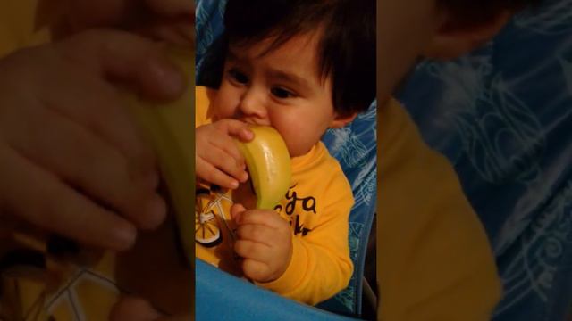 Бенямин  есть  банан ребенку 7 месяц ,первый  раз