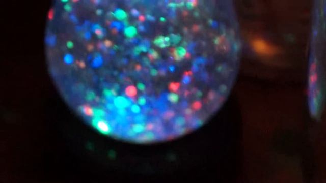 Светящийся разными цветами шар и немецкая речь смотреть онлайн