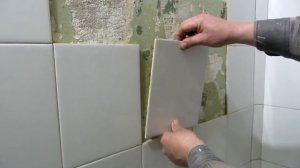 Клеим керамическую плитку на силикон. Восстанавливаем отпавшую плитку.