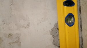 Штукатурю ванную по маякам.  Выравниваю очень кривые стены под плитку гипсовой штукатуркой.