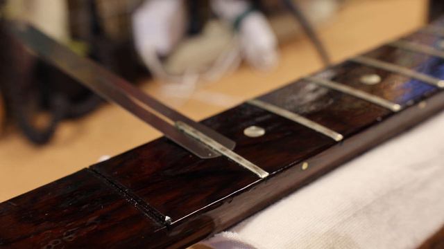 Pulling out a fret on Gibson J-50 смотреть онлайн