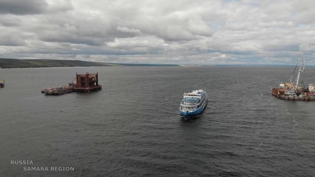 Между строящихся опор будущего моста прошёл теплоход / сен.2022 / Шигонский р-он с.Климовка /Russia смотреть онлайн