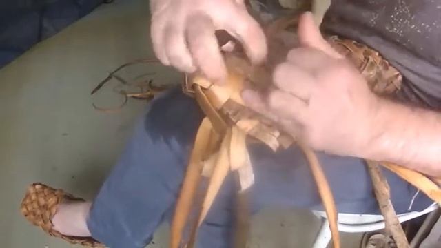 Как плести лапти на коленке береста+краснотал четверик носок.2серия.Секреты старинного ремесла. смотреть онлайн