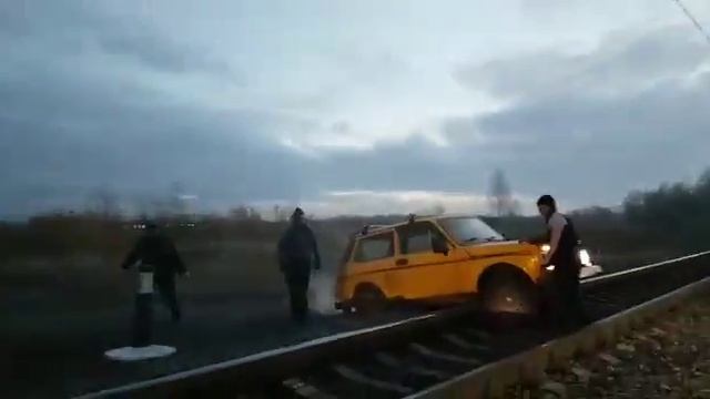 Нива на рельсах, приближается поезд... смотреть онлайн