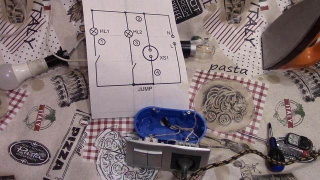 Как подключить двухклавишный выключатель с розеткой без заземления . Часть 1 . смотреть онлайн