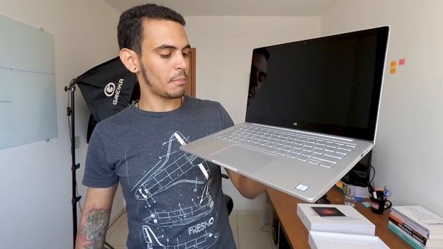 Xiaomi Mi Air 13": Um notebook Elegante, muito Fino e Poderoso смотреть онлайн