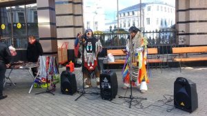 Уличные артисты, прикольно поют и играют!