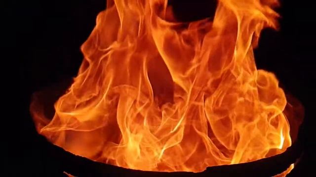 На то как горит огонь можно смотреть вечно... смотреть онлайн