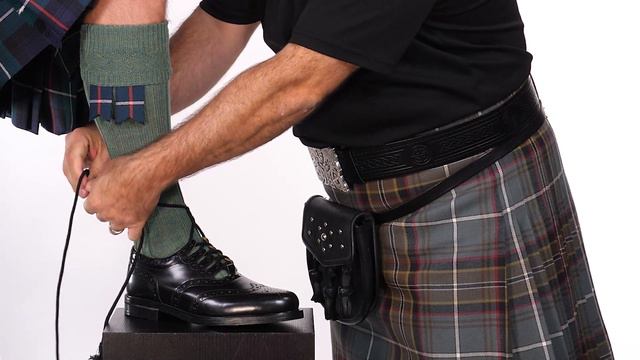 How to Tie Ghillie Brogues. Easy Step-by-step Instructions for tying your Scottish Kilt Shoes смотреть онлайн