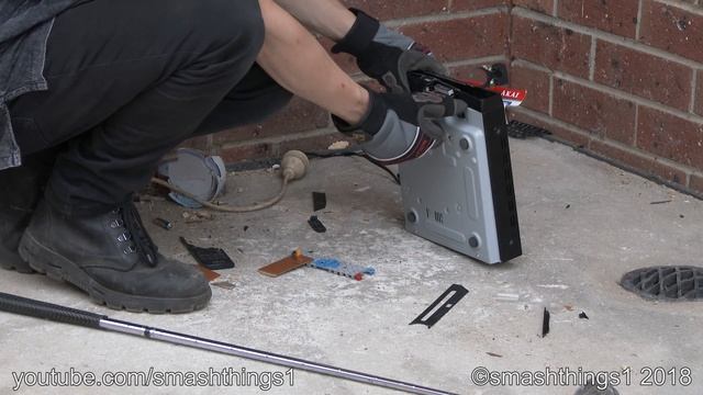 Smashing an Akai ADVD05 DVD Player смотреть онлайн
