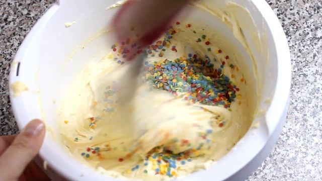 Saftiger Zitronenkuchen Rezept - Konfetti Kuchen - Geburtstagskuchen Backen - Einfach & Schnell