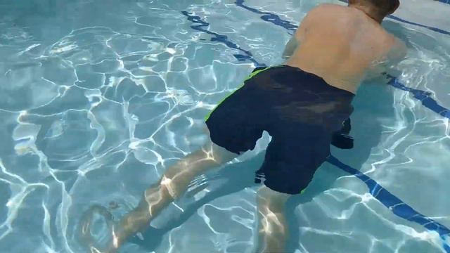 Вова делает упражнения в бассейне. смотреть онлайн
