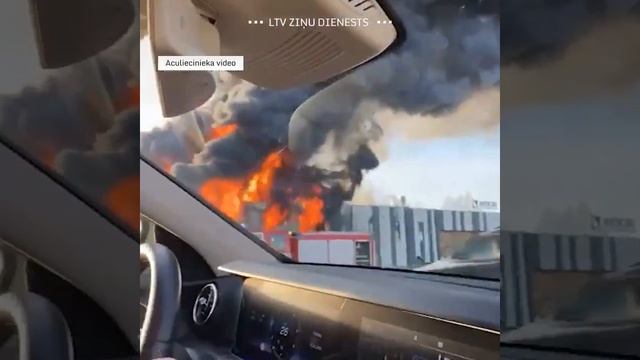 В Латвии пылает американский военный завод, поставлявший БПЛА Украине смотреть онлайн
