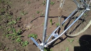 Плоскорез пропольник для огорода из велосипедной рамы с колесом .